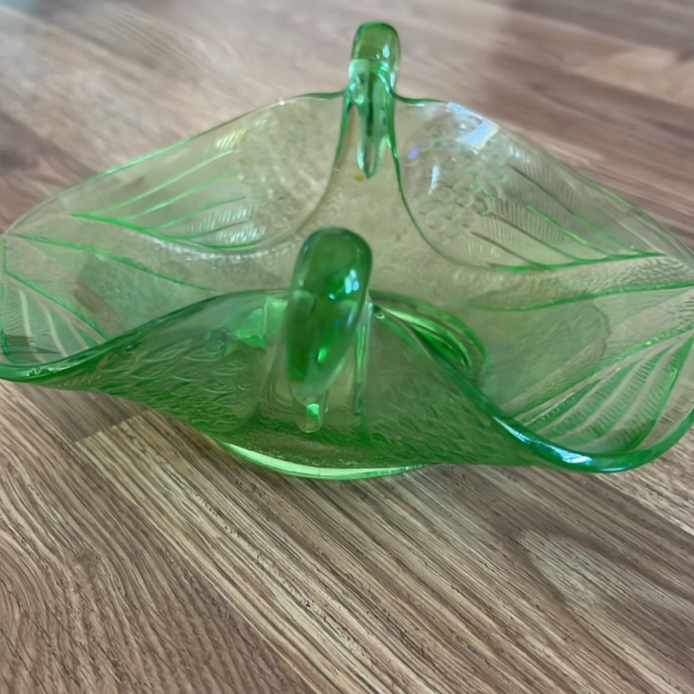 Uranium glass double swan dish - Picture 2 of 4